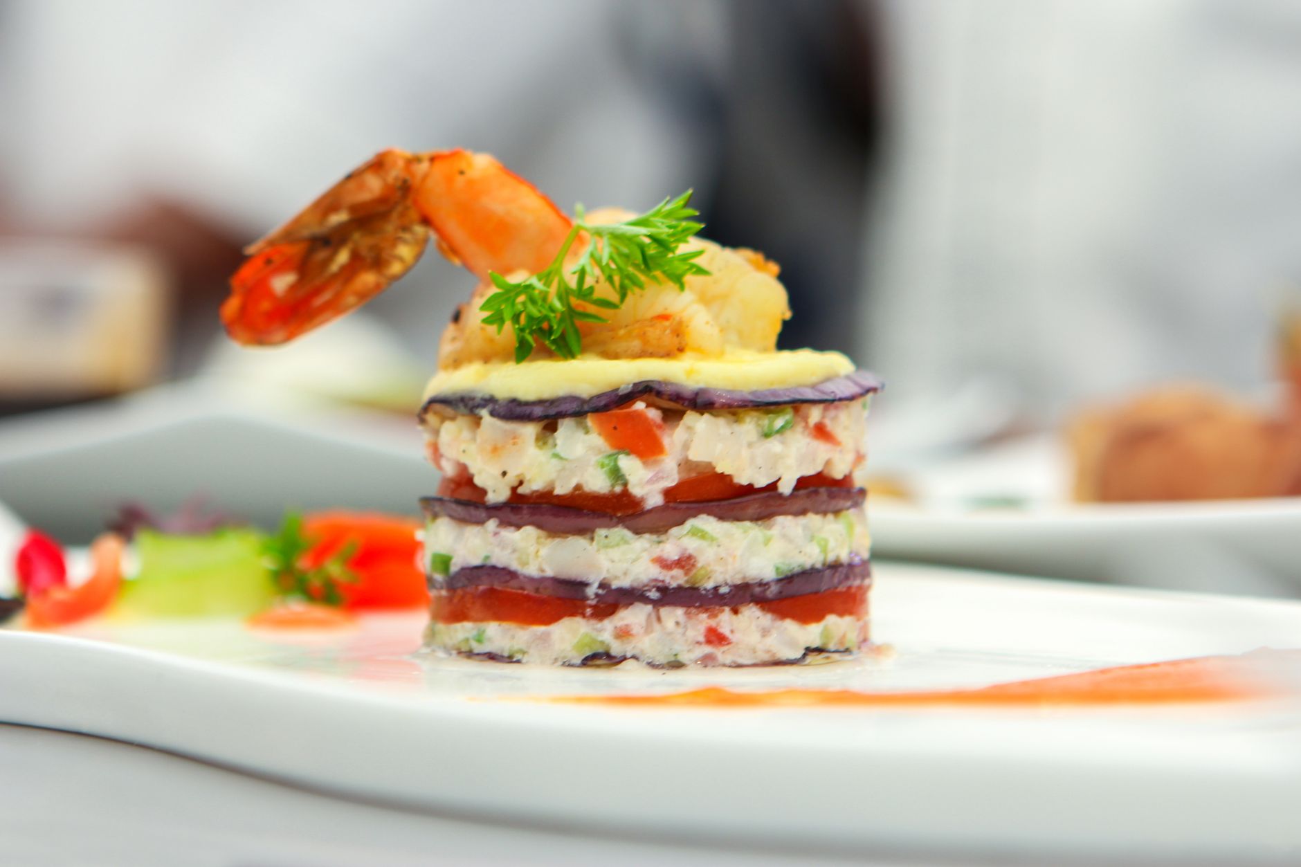 Verrines apéro saumon, crevettes et crabe : la mer en petits verres — verrines apéro avec fruits de mer et légumes