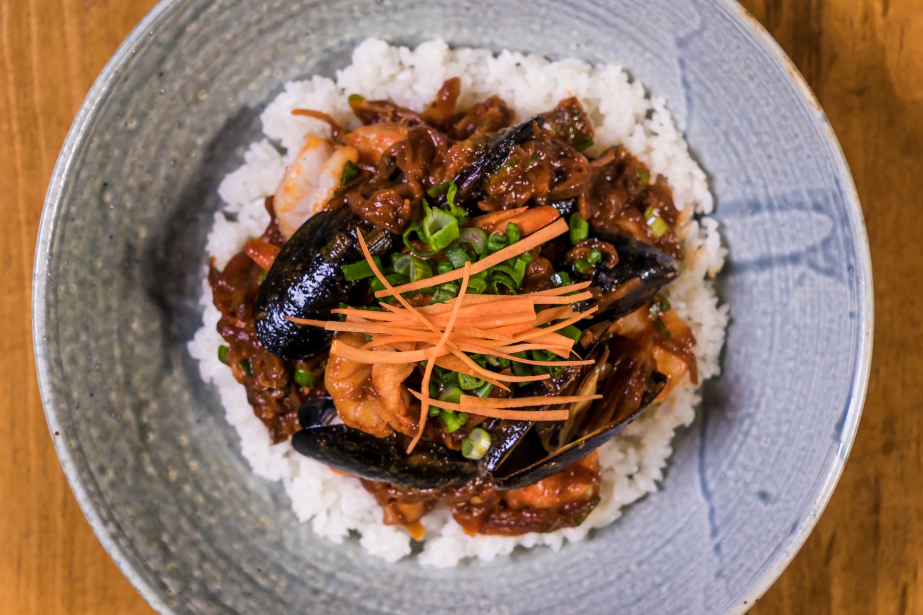 Salade de riz aux fruits de mer épicés : quand la mer réveille le riz froid — bol de salade de riz aux fruits de mer épicés