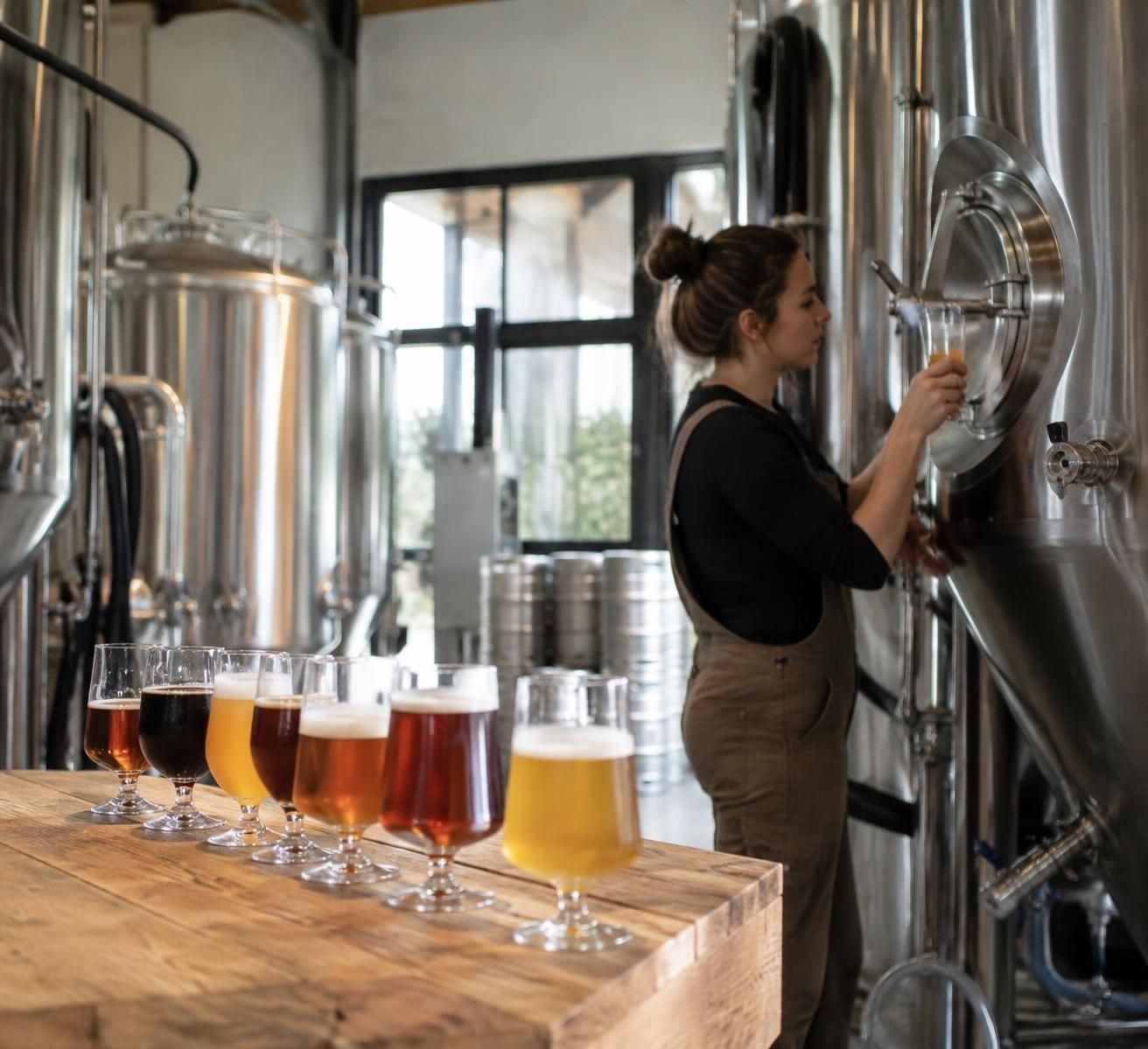 découvrez la définition d’une microbrasserie, son fonctionnement et une sélection des meilleures adresses en france pour déguster des bières artisanales.
