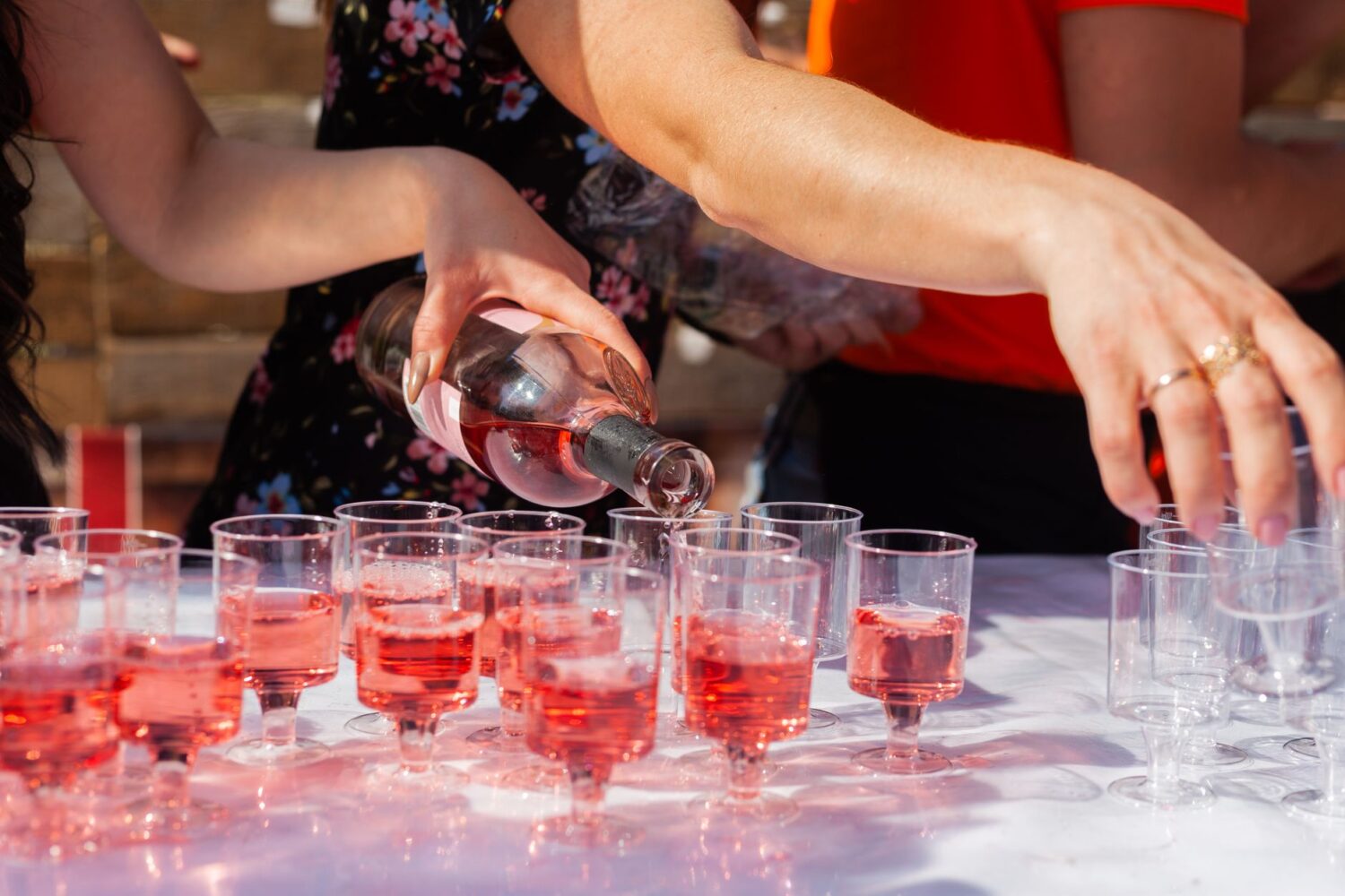 Alcool rosé : liqueurs, vins, cocktails et spiritueux pour toutes les occasions