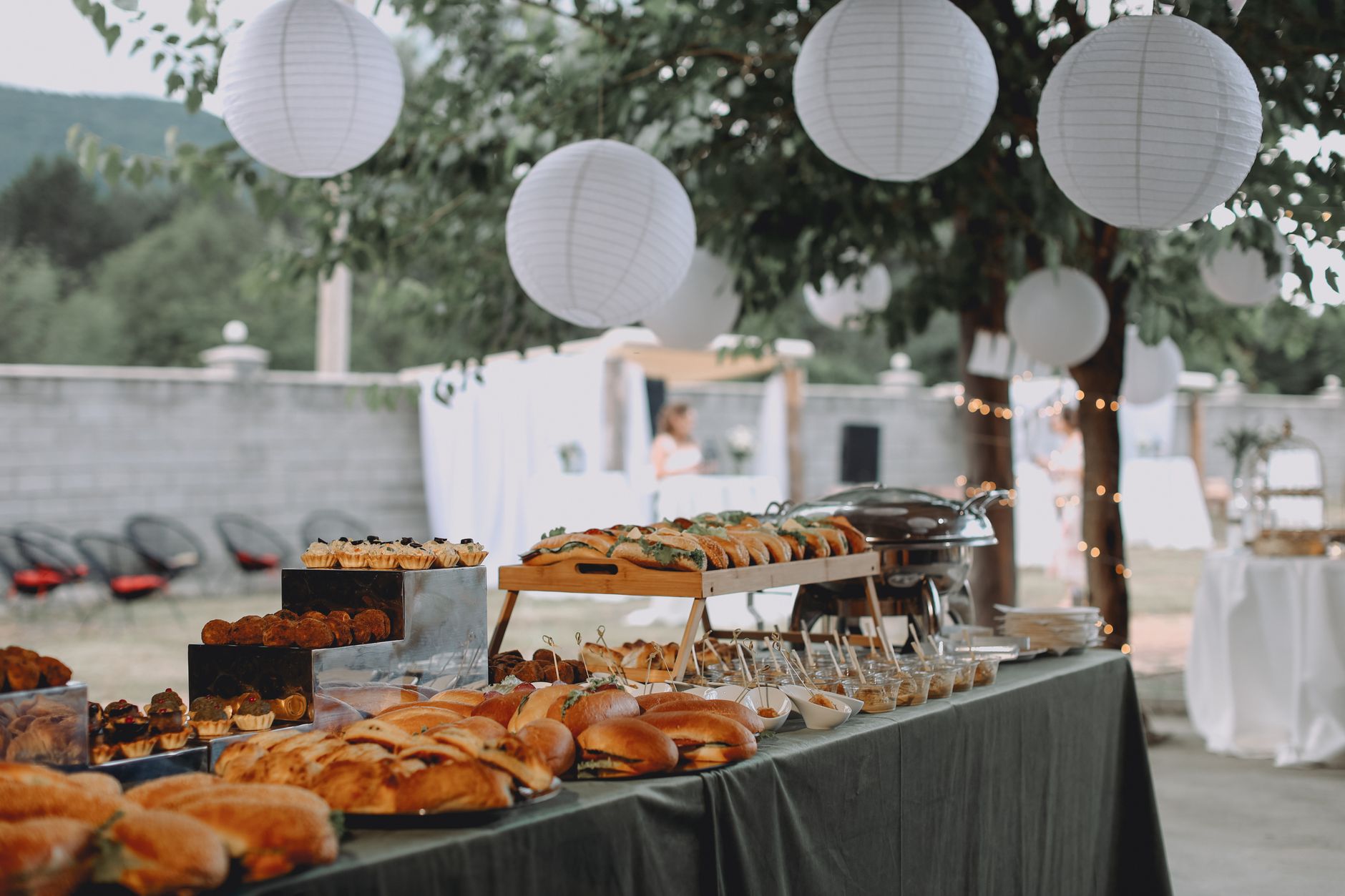 Apéritif dînatoire réussi : quantités, structure du buffet et erreurs à éviter — table apéritif dînatoire bien dressée