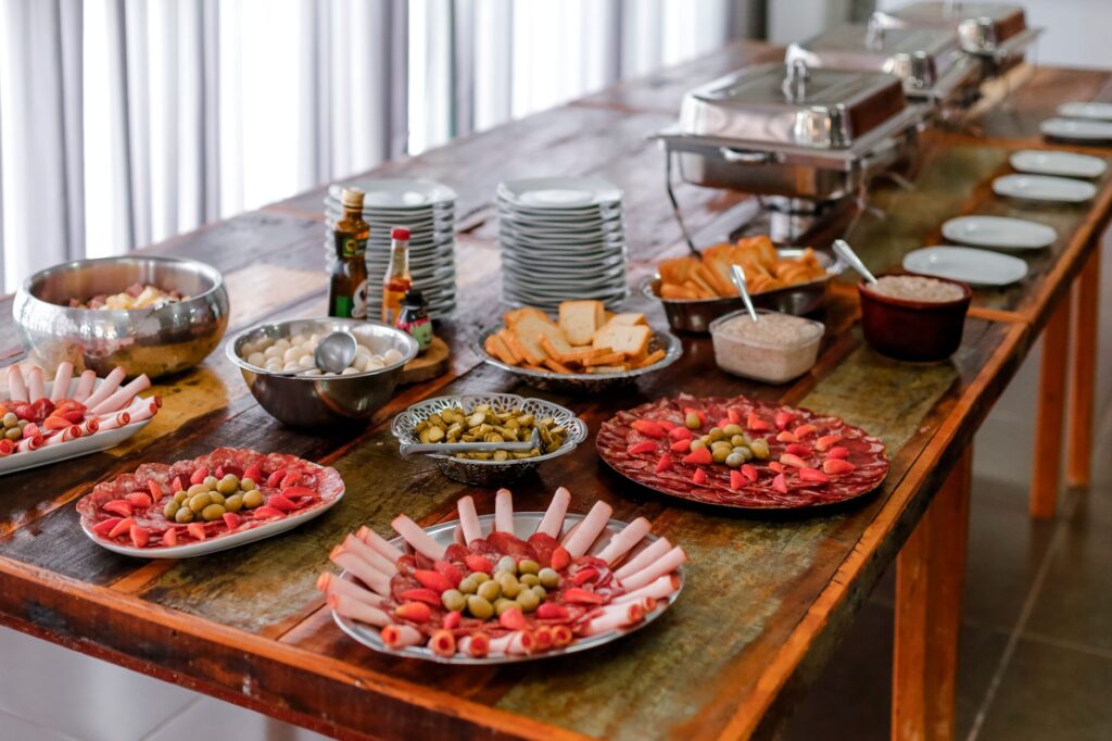 Apéritif dînatoire, recettes faciles et — table apéritif dînatoire bien dressée