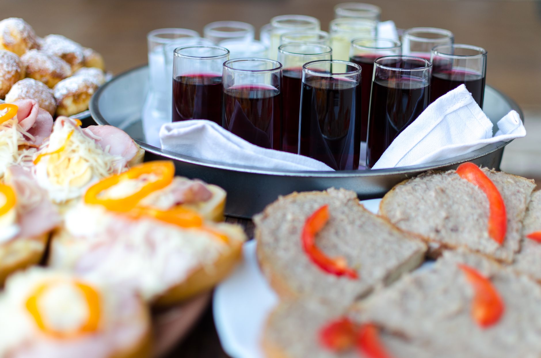 Apéro dînatoire, quantité, rythme et organisation pour un buffet vraiment nourrissant — table buffet avec apéritifs et boissons