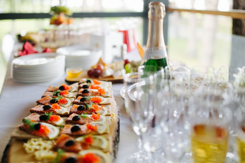 Apéro dînatoire, nos idées de — table buffet avec apéritifs et boissons