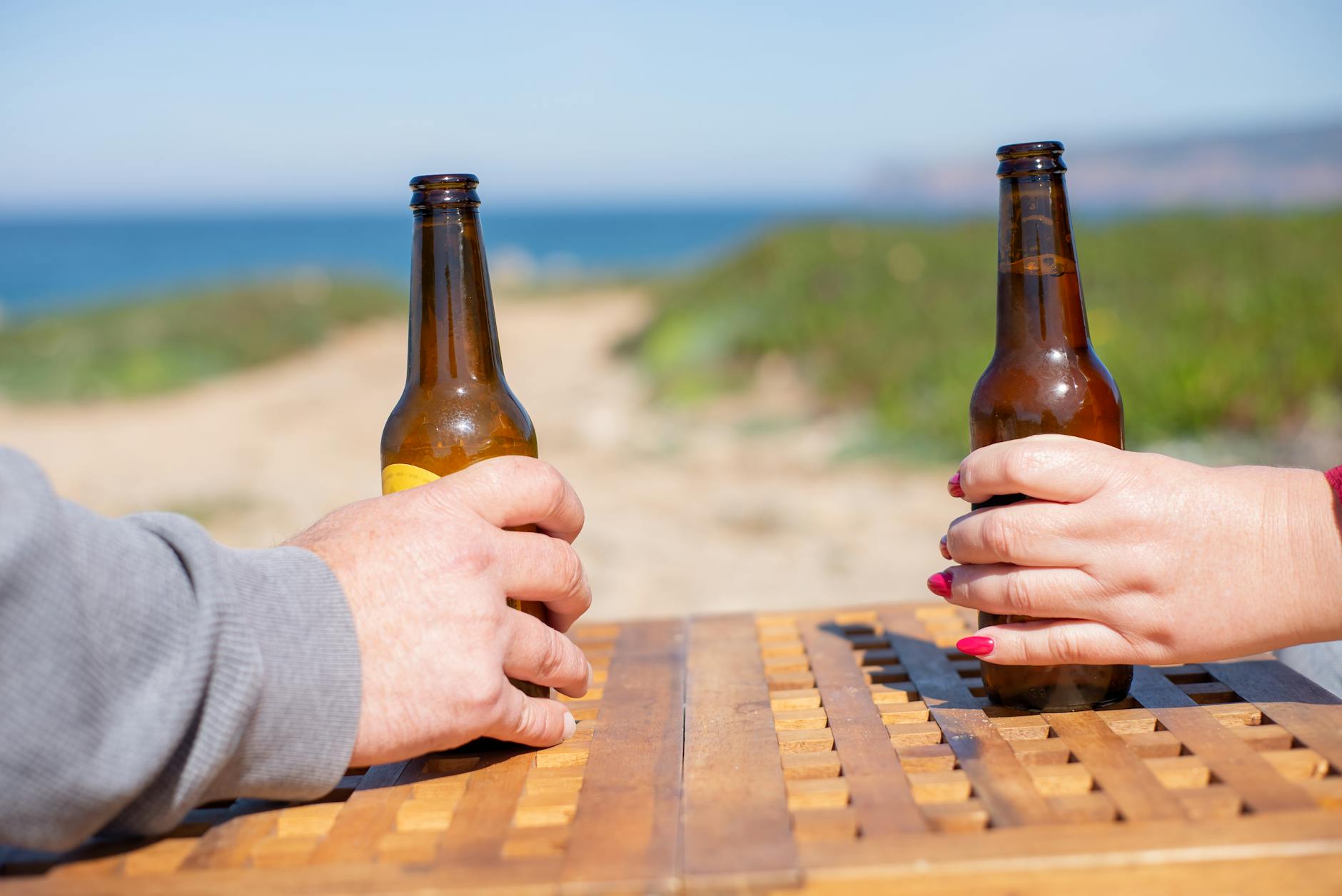 Bière bretonne et route Nantes–Mont-Saint-Michel : un terrain de jeu pour amateurs de pépites locales — bouteilles de bière bretonne sur table en bois