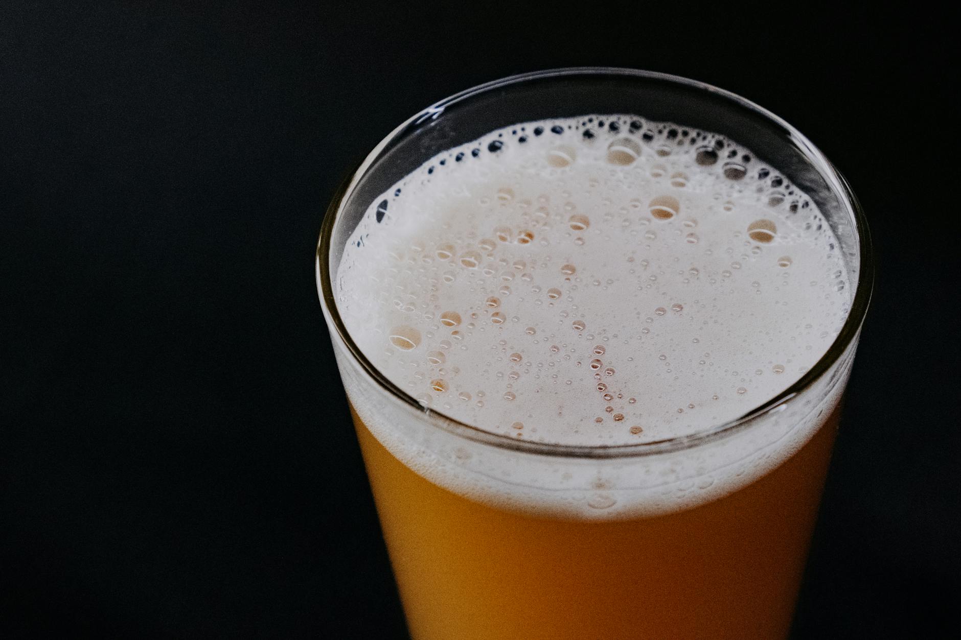 Comprendre les bières sour et bières acides : d’où vient cette acidité si particulière ? — verre de bière sour avec mousse