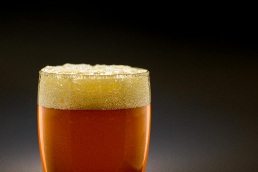 Bières sour le guide complet — verre de bière sour avec mousse