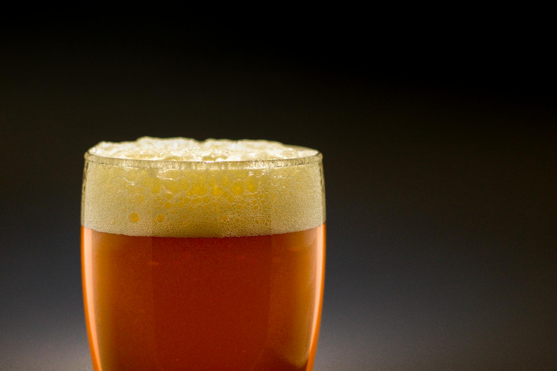 Bières sour le guide complet — verre de bière sour avec mousse
