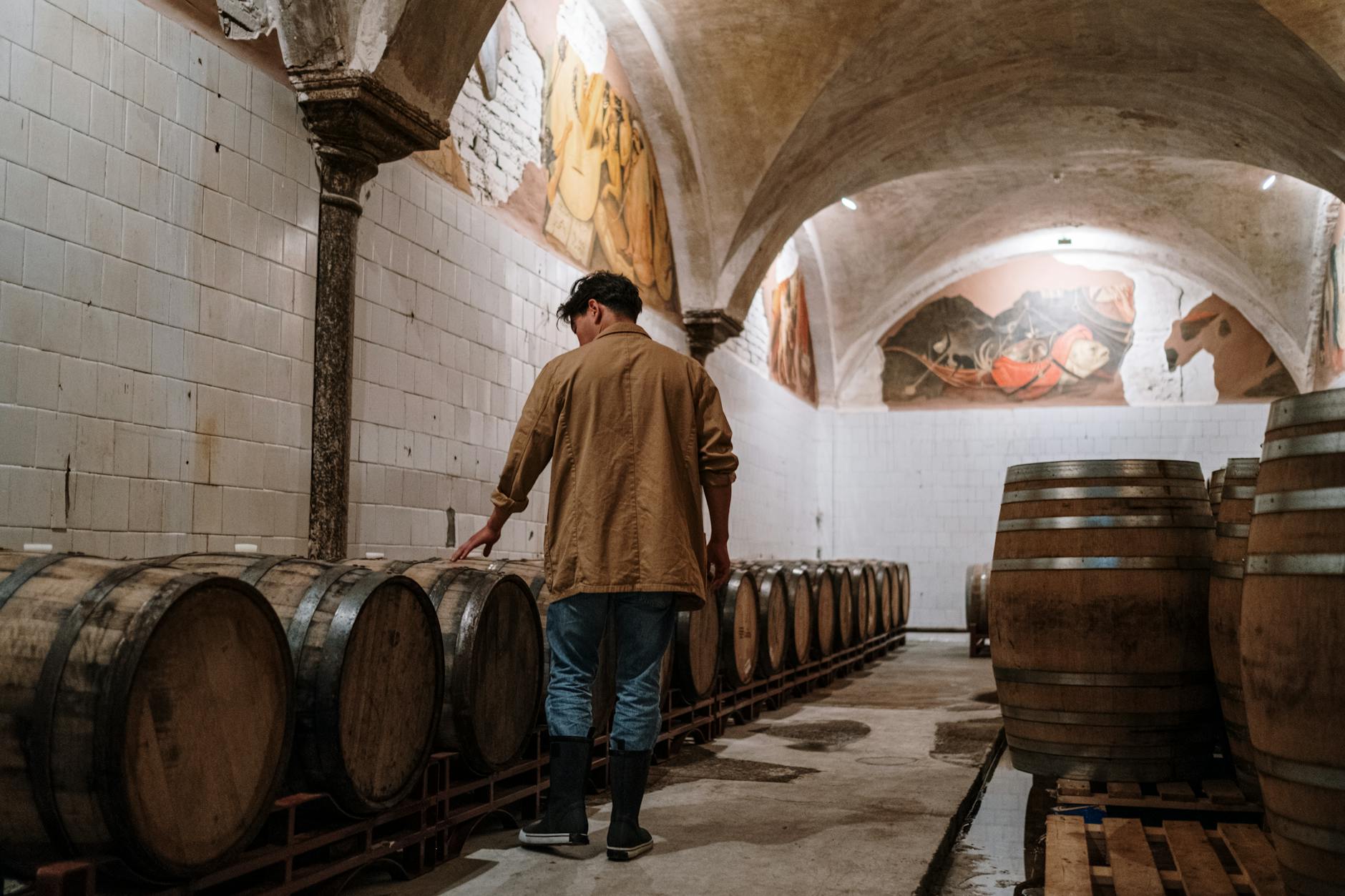 Brasseurs alsaciens et terroir régional : comprendre l’ADN de la bière d’Alsace — intérieur brasserie artisanale Alsace