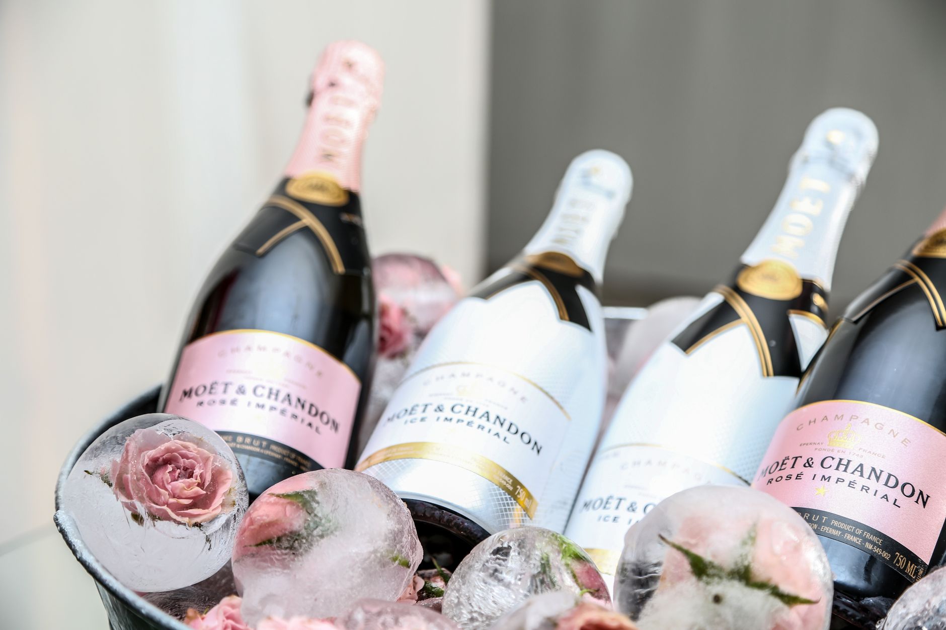 Combien de bouteilles de champagne pour 50 personnes : la base chiffrée enfin claire — bouteilles de champagne sur une table