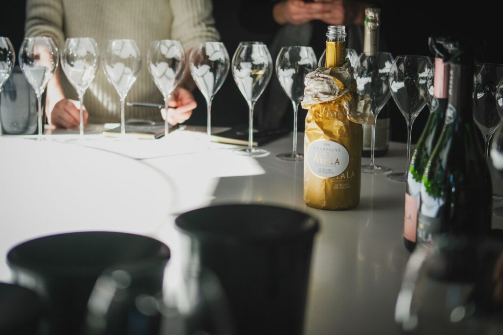 Combien de bouteilles de champagne — bouteilles de champagne sur une table