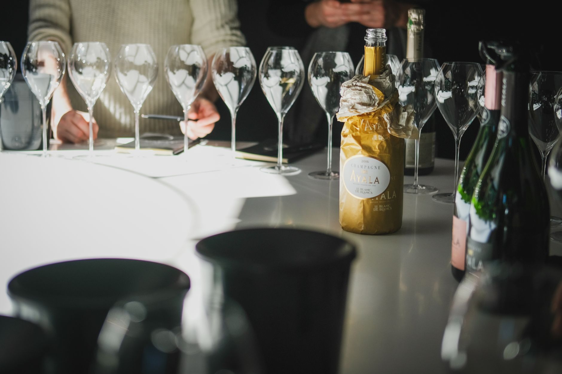 Combien de bouteilles de champagne — bouteilles de champagne sur une table