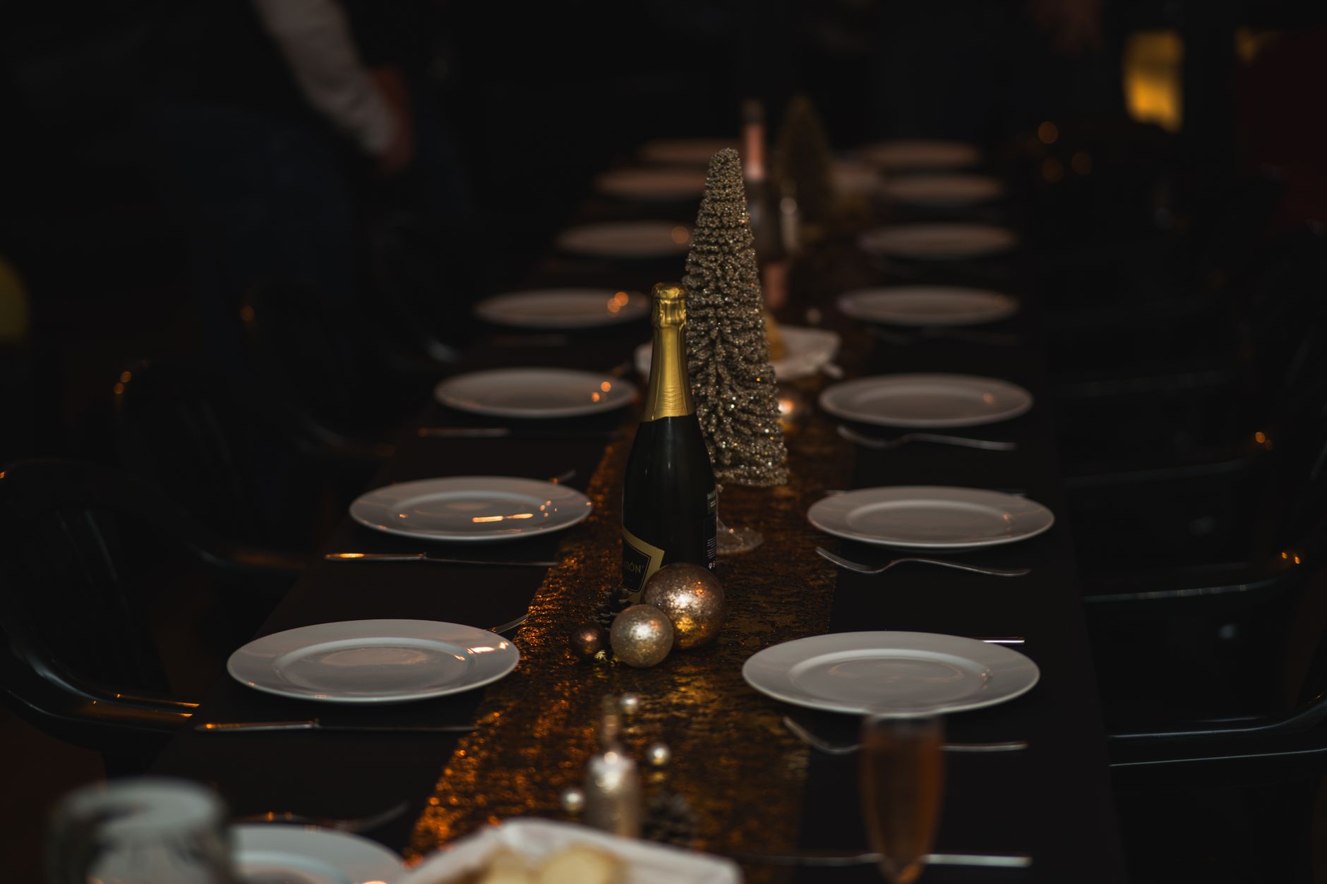 Combien de bouteilles de champagne pour 20 personnes à un repas classique — bouteilles de champagne sur table de fête