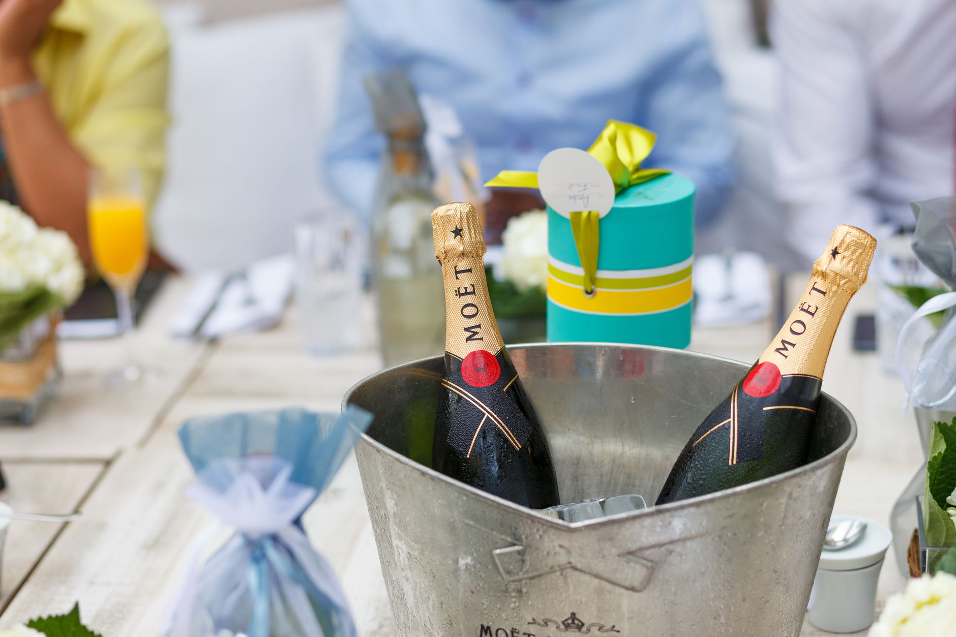 Combien de bouteilles de champagne pour 30 personnes selon le type de soirée — bouteilles de champagne sur une table