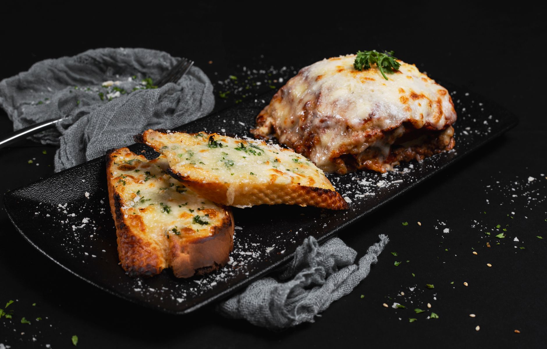 Temps de cuisson des lasagnes en chaleur tournante : repères fiables et erreurs typiques — lasagne cuite avec fromage et herbes