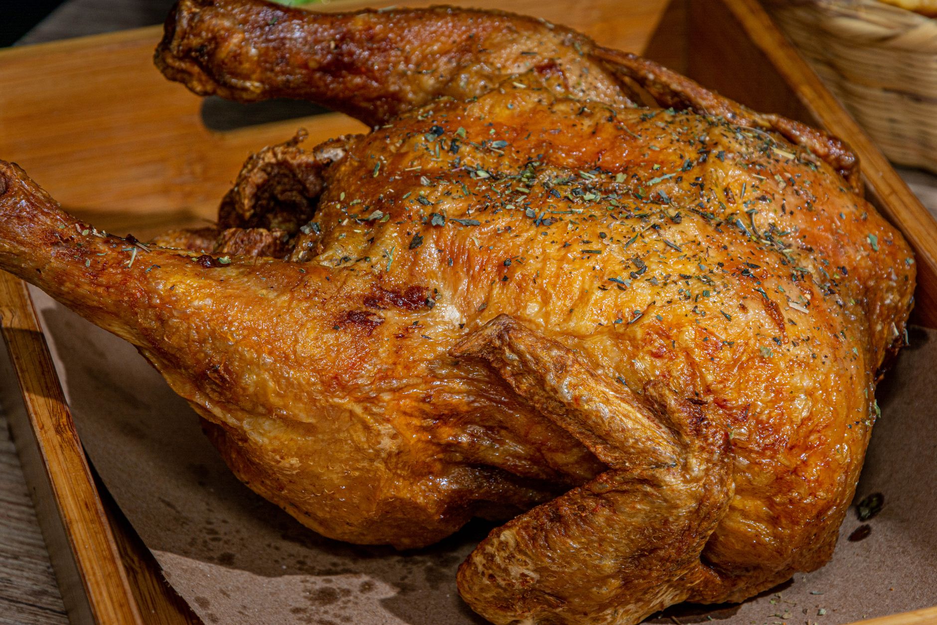 Temps de cuisson d’un poulet de 2 kg en four à chaleur tournante : repères réellement pratiques — poulet rôti avec peau croustillante