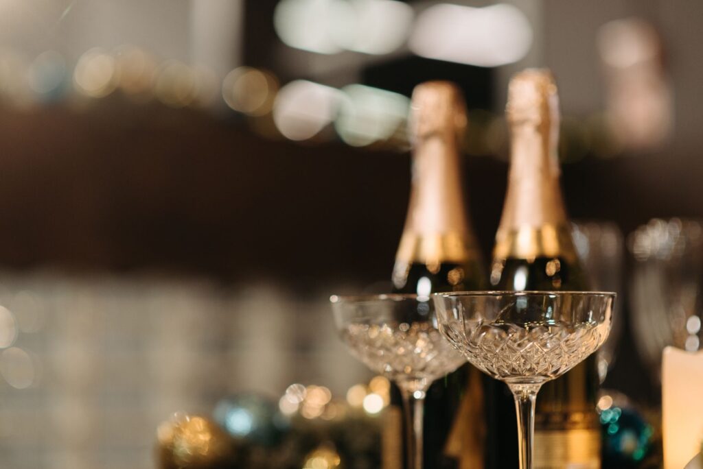 Combien de temps se conserve — bouteille de champagne avec verres