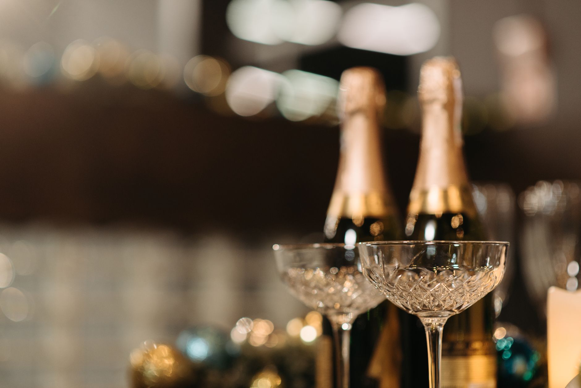 Combien de temps se conserve — bouteille de champagne avec verres