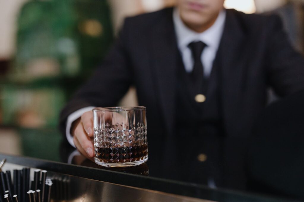 Comment boire un whisky sec, — Comment boire un whisky : sec, avec de l'eau ou des glaçons ?