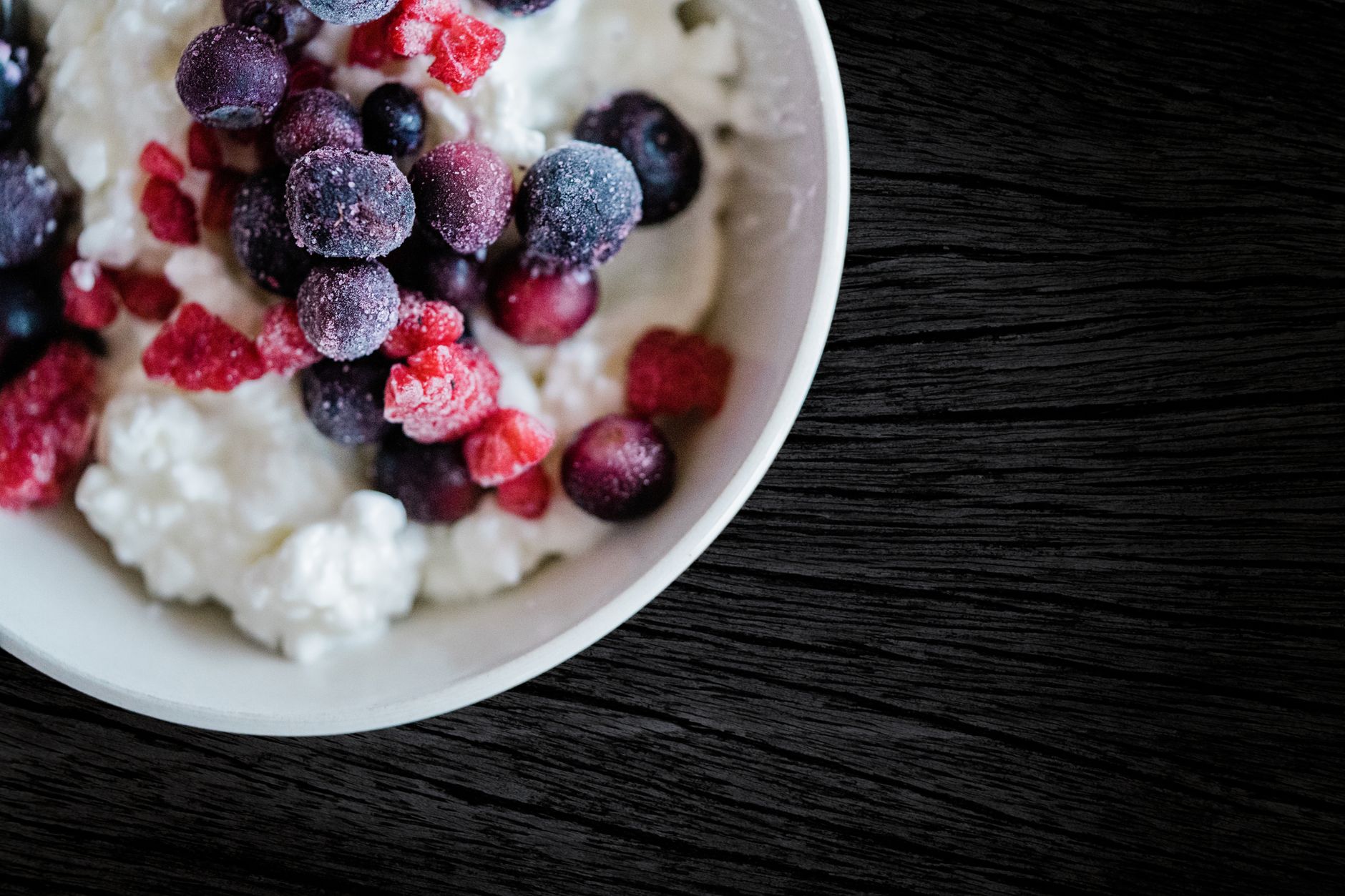 Fromage blanc 0 % : vraie valeur nutritionnelle pour 100 g et idées reçues — bol de fromage blanc avec fruits