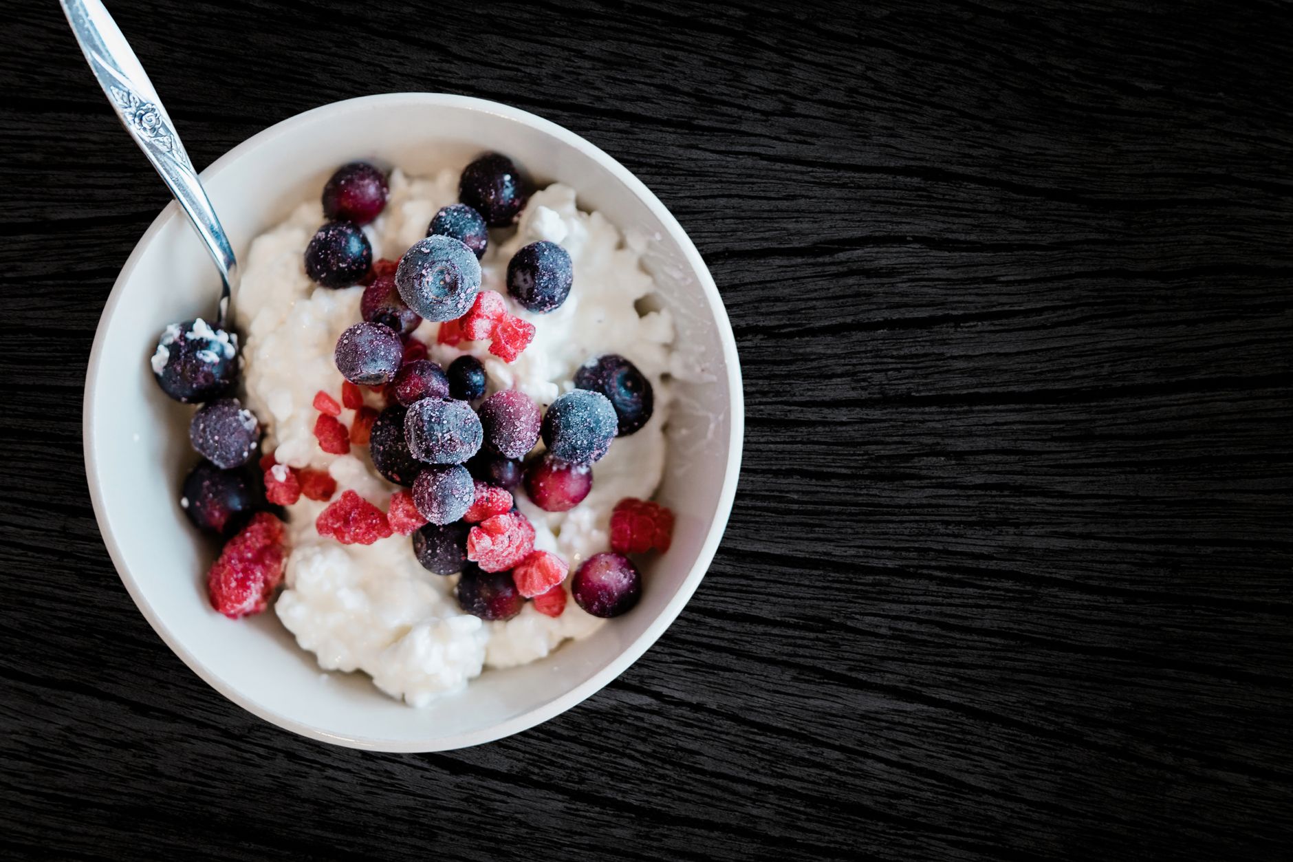 Fromage blanc 0 % valeur — bol de fromage blanc avec fruits