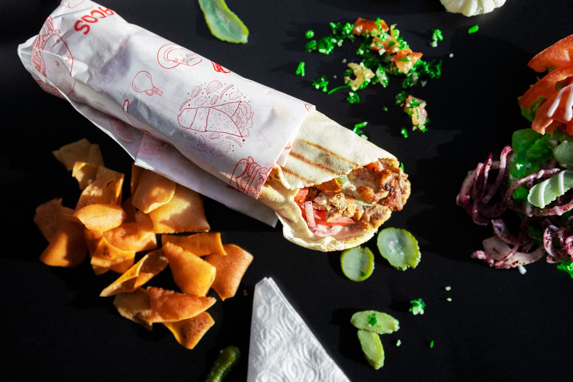 Galette dürüm ou pain kebab moelleux : comprendre ce qui change vraiment — kebab enroulé avec légumes frais