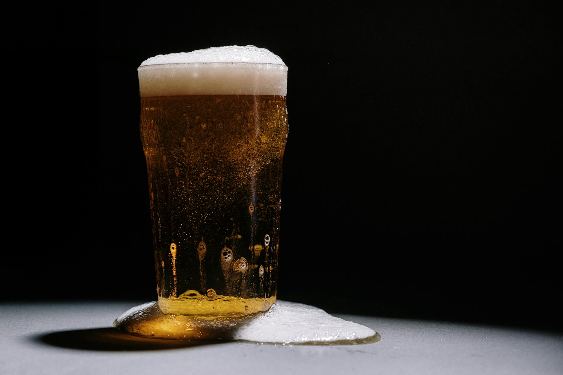 IBU bière : définition simple, intérêts et limites pour comprendre l’amertume — verre de bière avec houblon et malt