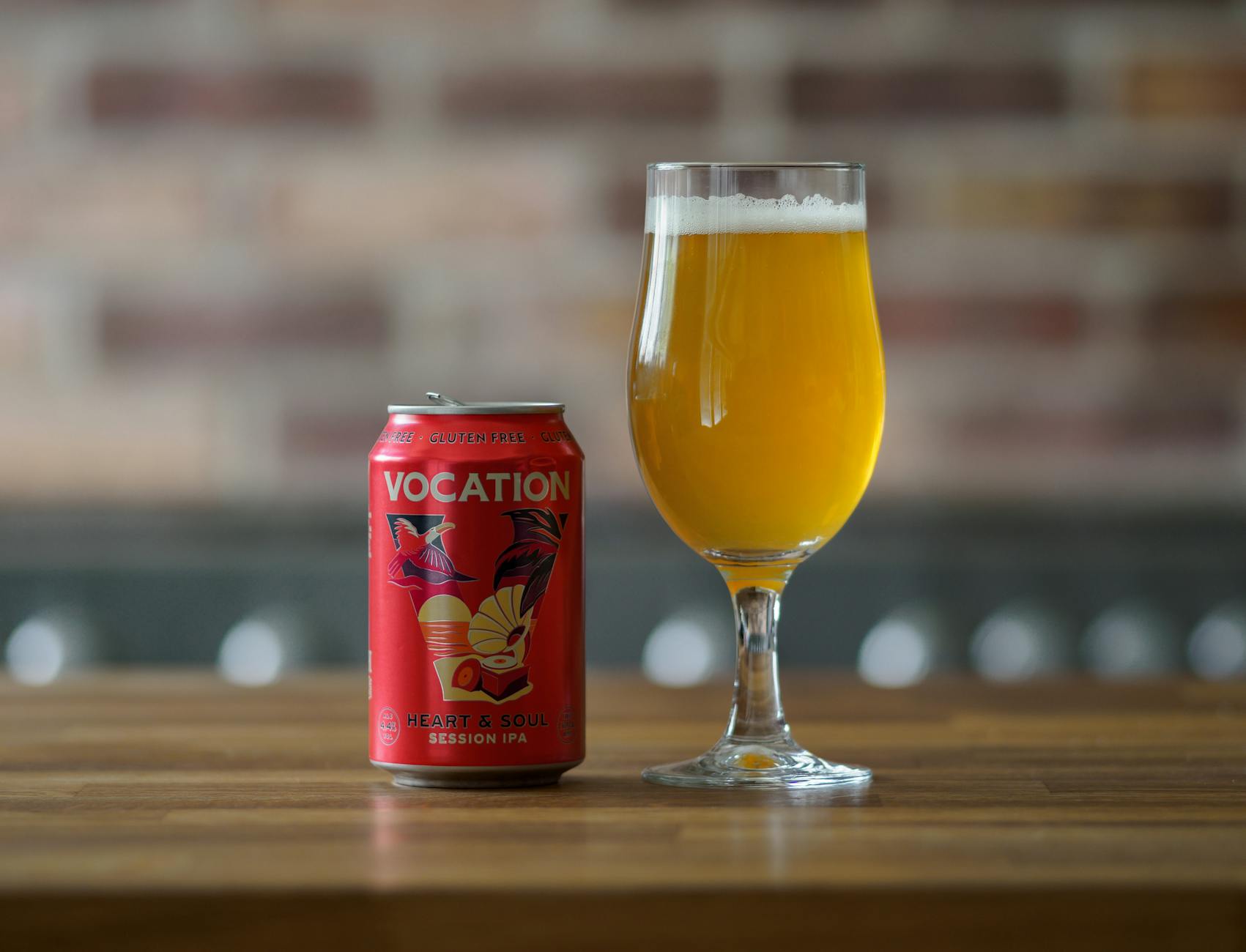 IPA : signification India Pale Ale et vraie nature de ce style de bière houblonnée — verre de bière IPA avec houblon