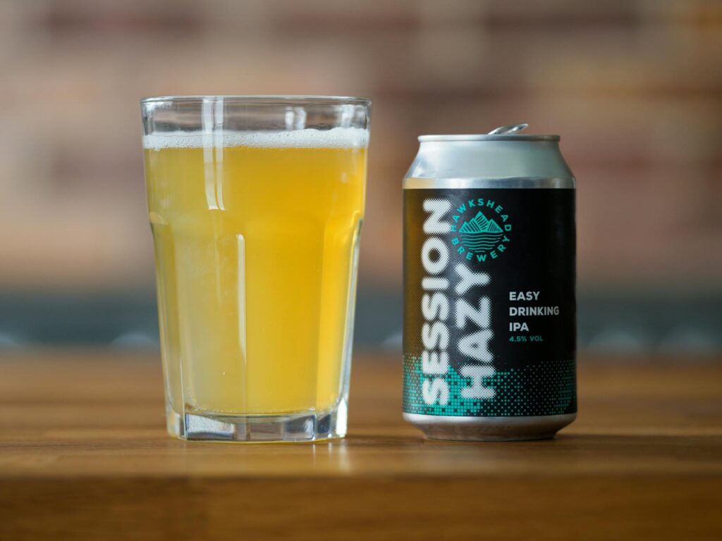 IPA signification, origines et styles — verre de bière IPA avec houblon