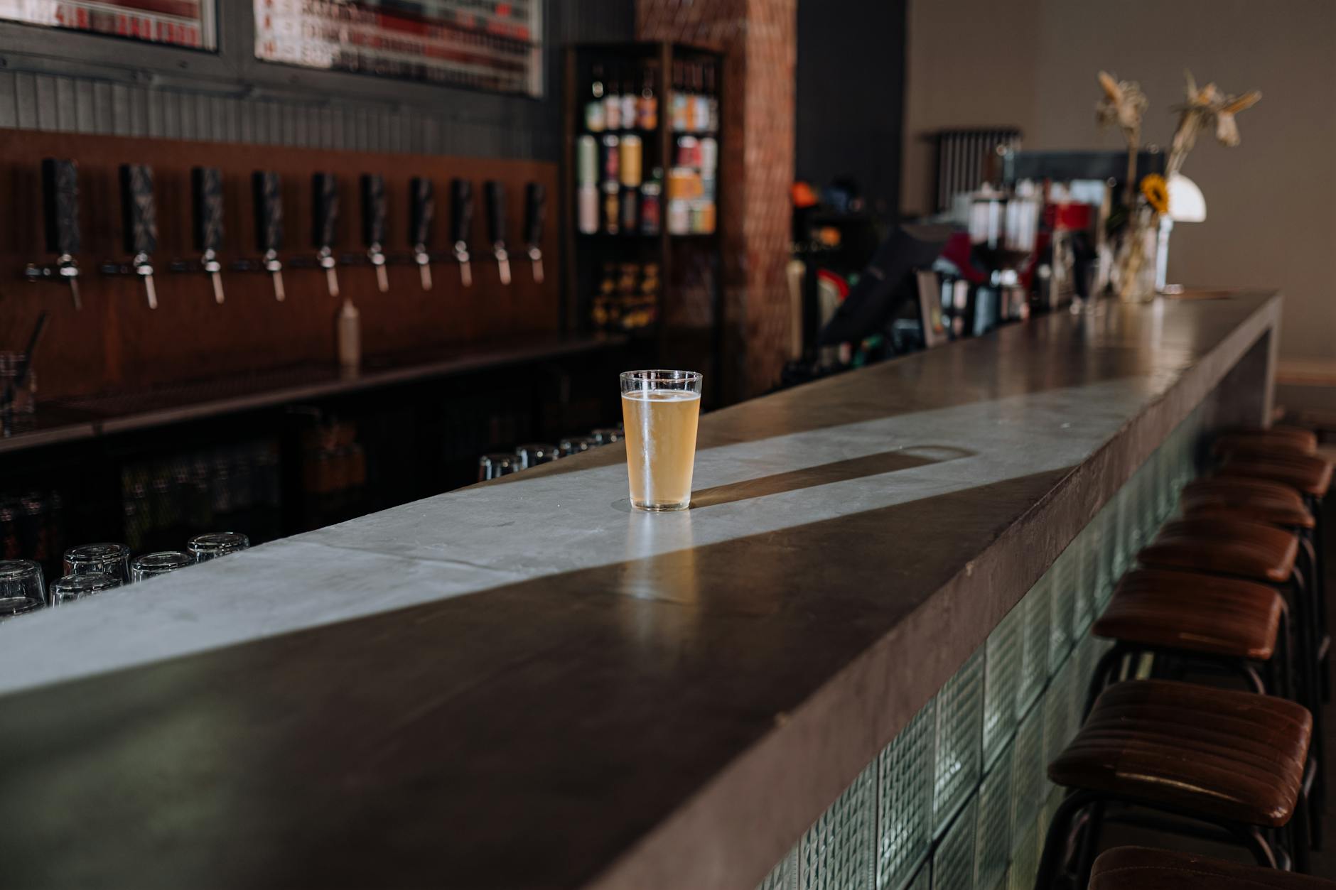 Jaqen Craft Beer à Bordeaux : un bar de quartier pensé comme une brasserie artisanale — intérieur bar de bière artisanale Bordeaux
