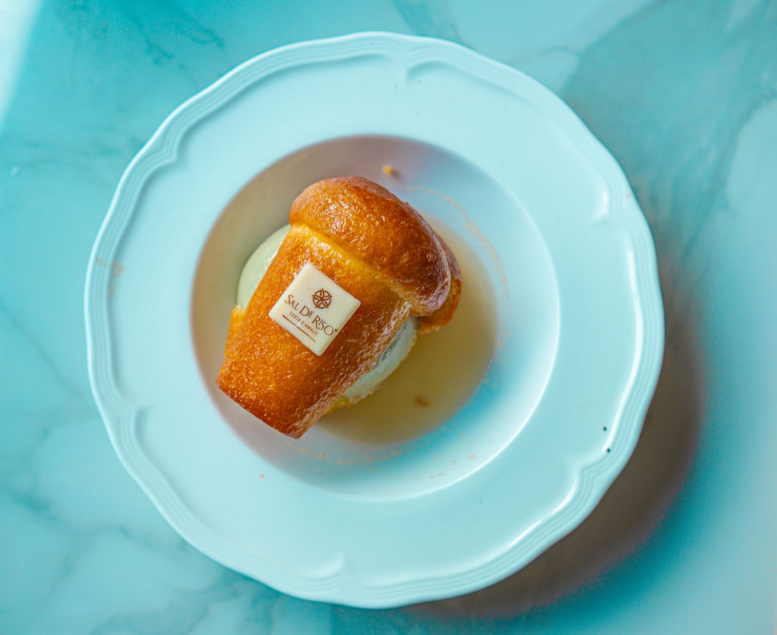 Le baba au rhum, la — baba au rhum dessert avec sirop de rhum