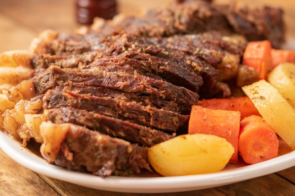 Le paleron de bœuf, ce — paleron de bœuf mijoté dans une casserole