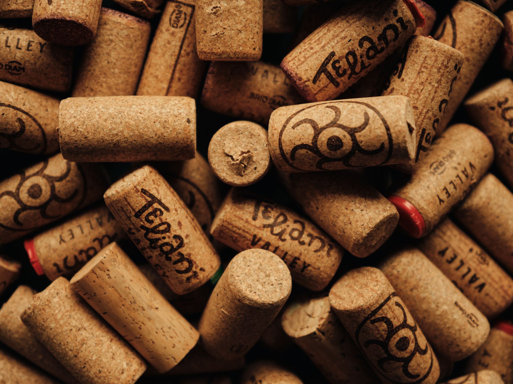 Vin de noix maison : comprendre cette boisson de noix traditionnelle avant de se lancer — bouteille de vin de noix maison