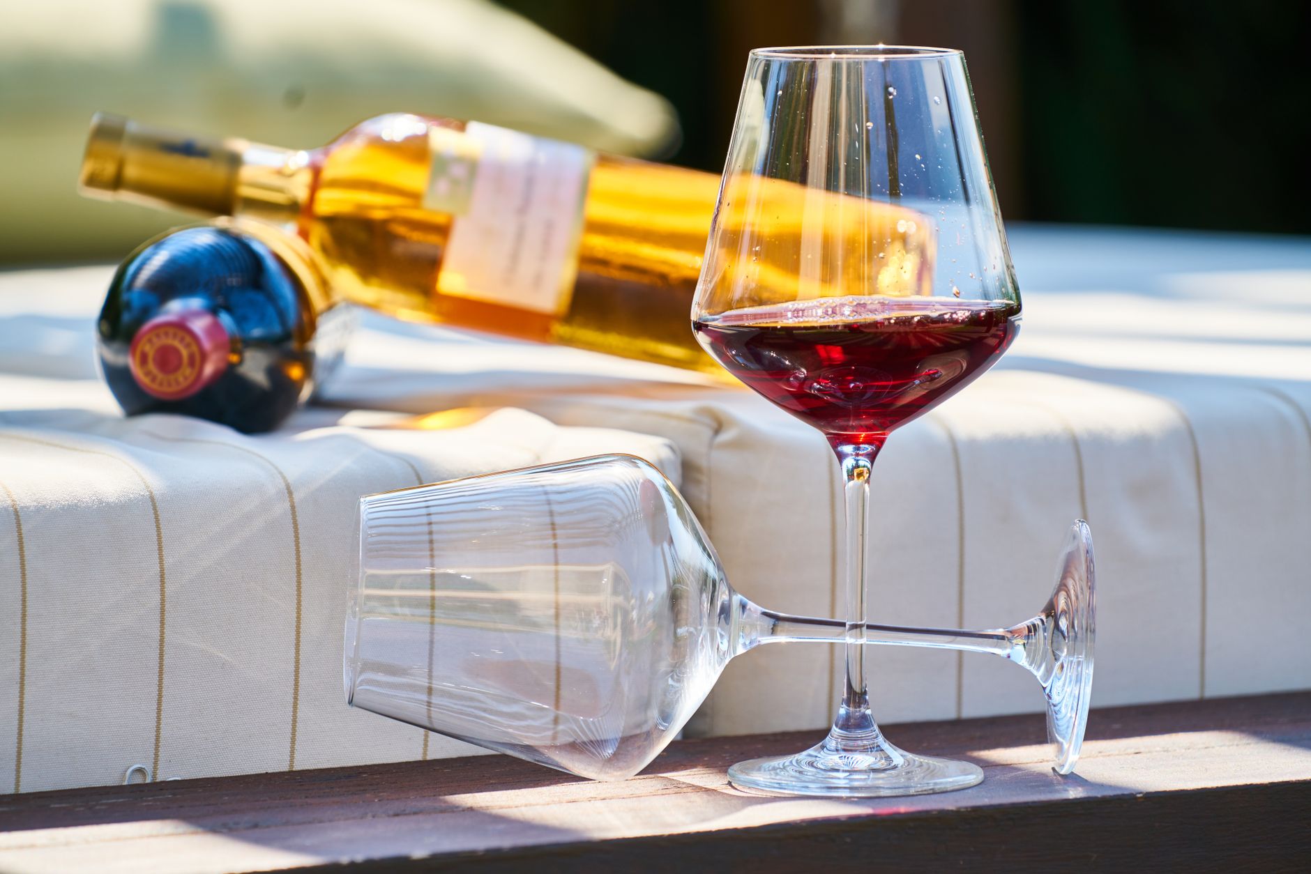 Le vin sans alcool est-il vraiment sans alcool ? Alcoolémie, seuils légaux et risques cachés — bouteille de vin sans alcool verre
