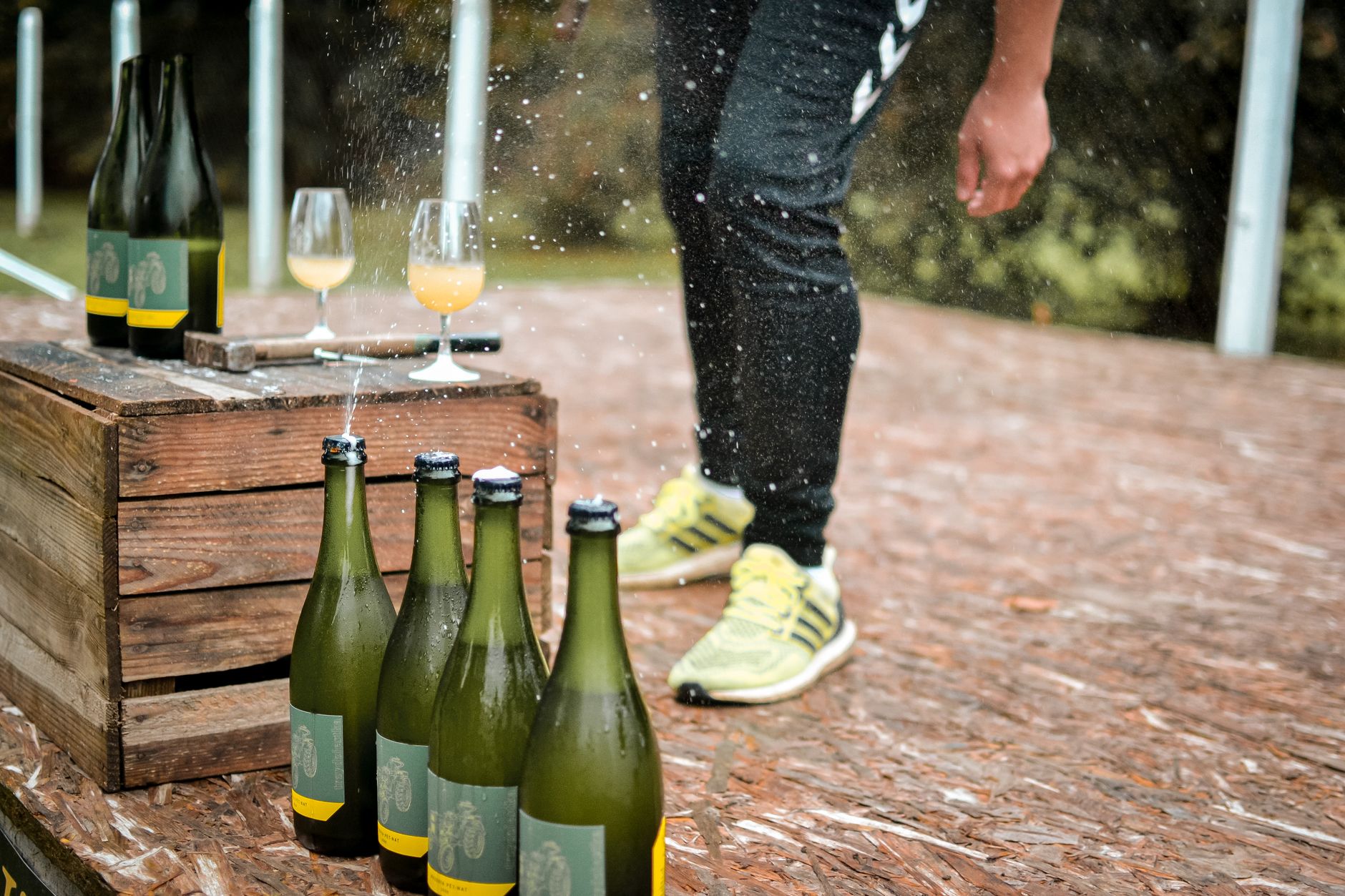 Les nouvelles capsules de champagne génériques et leur place dans une collection moderne — bouteille de champagne bouchon qui saute