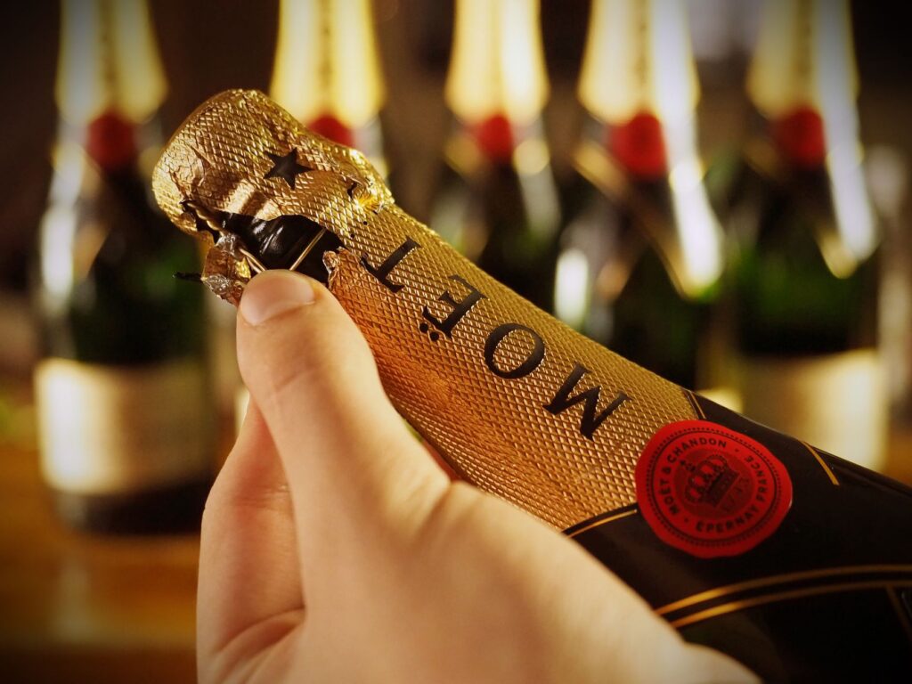 Les nouvelles capsules de champagne — bouteille de champagne bouchon qui saute