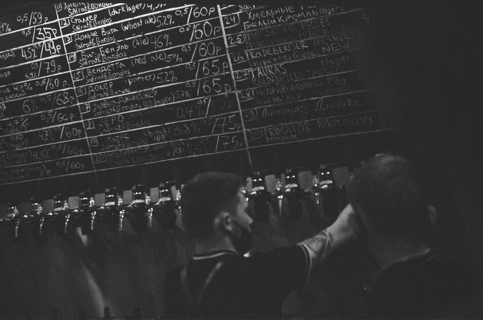 Malt'n Beer, un concept bar entre cave spécialisée et bar à bières vivant — intérieur bar à bières avec street art