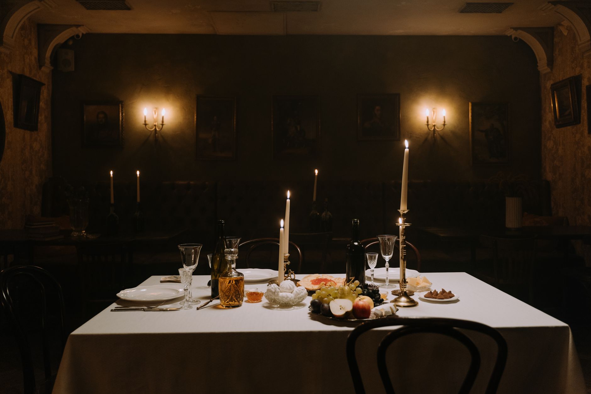 Où dîner pour la Saint-Valentin 2026 à Paris : décoder les styles de tables romantiques — table de dîner romantique avec bougies