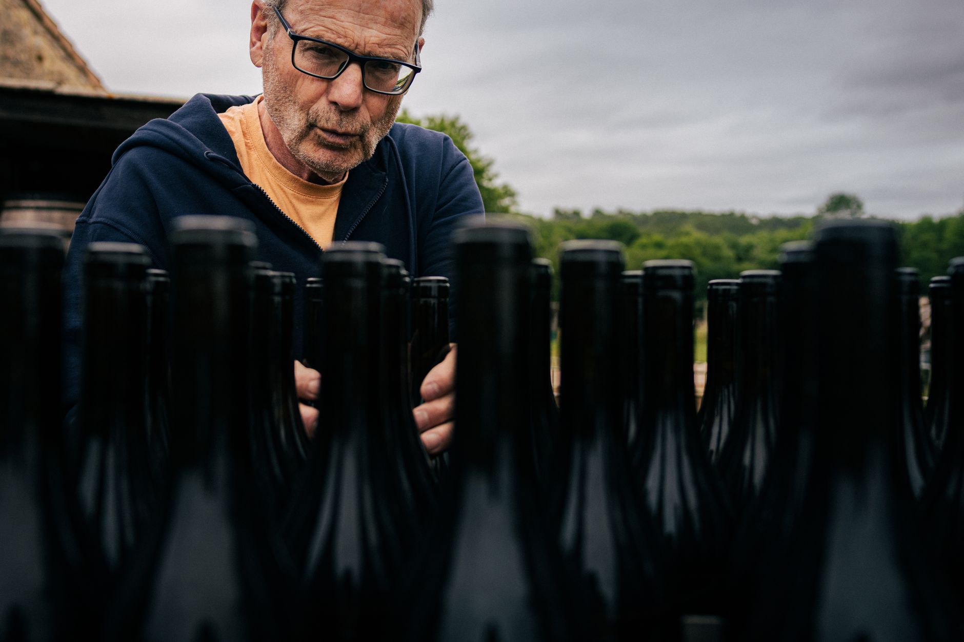 Prix du Pontarlier-Anis : quels tarifs attendre pour une bouteille ? — bouteille de Pontarlier-Anis avec verre
