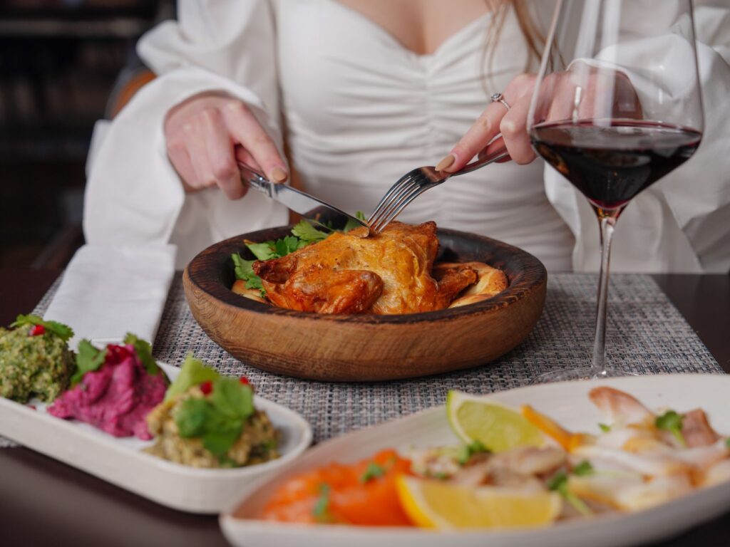 Poulet au vin jaune, morilles — plat de poulet au vin jaune et morilles