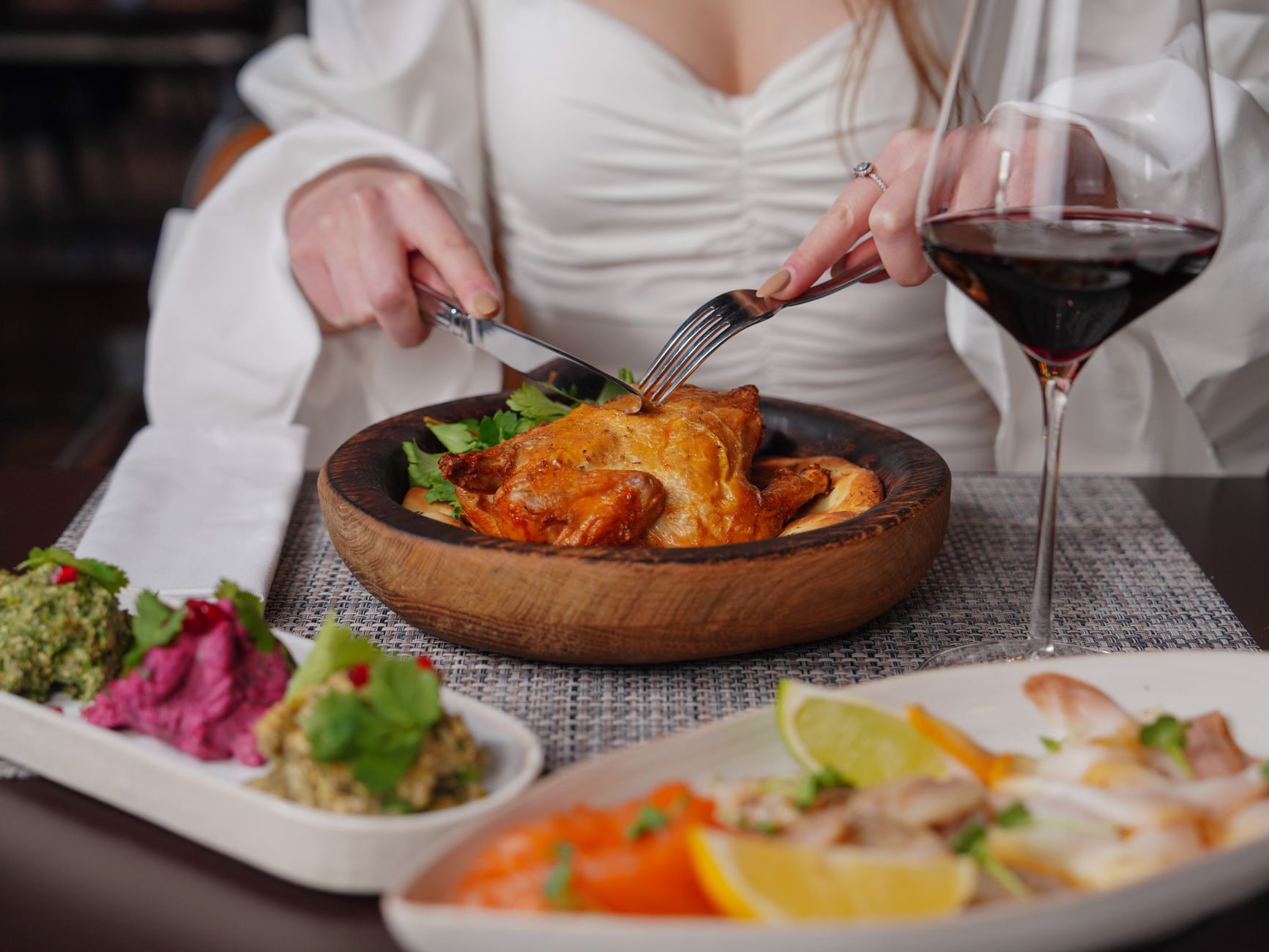 Poulet au vin jaune, morilles — plat de poulet au vin jaune et morilles