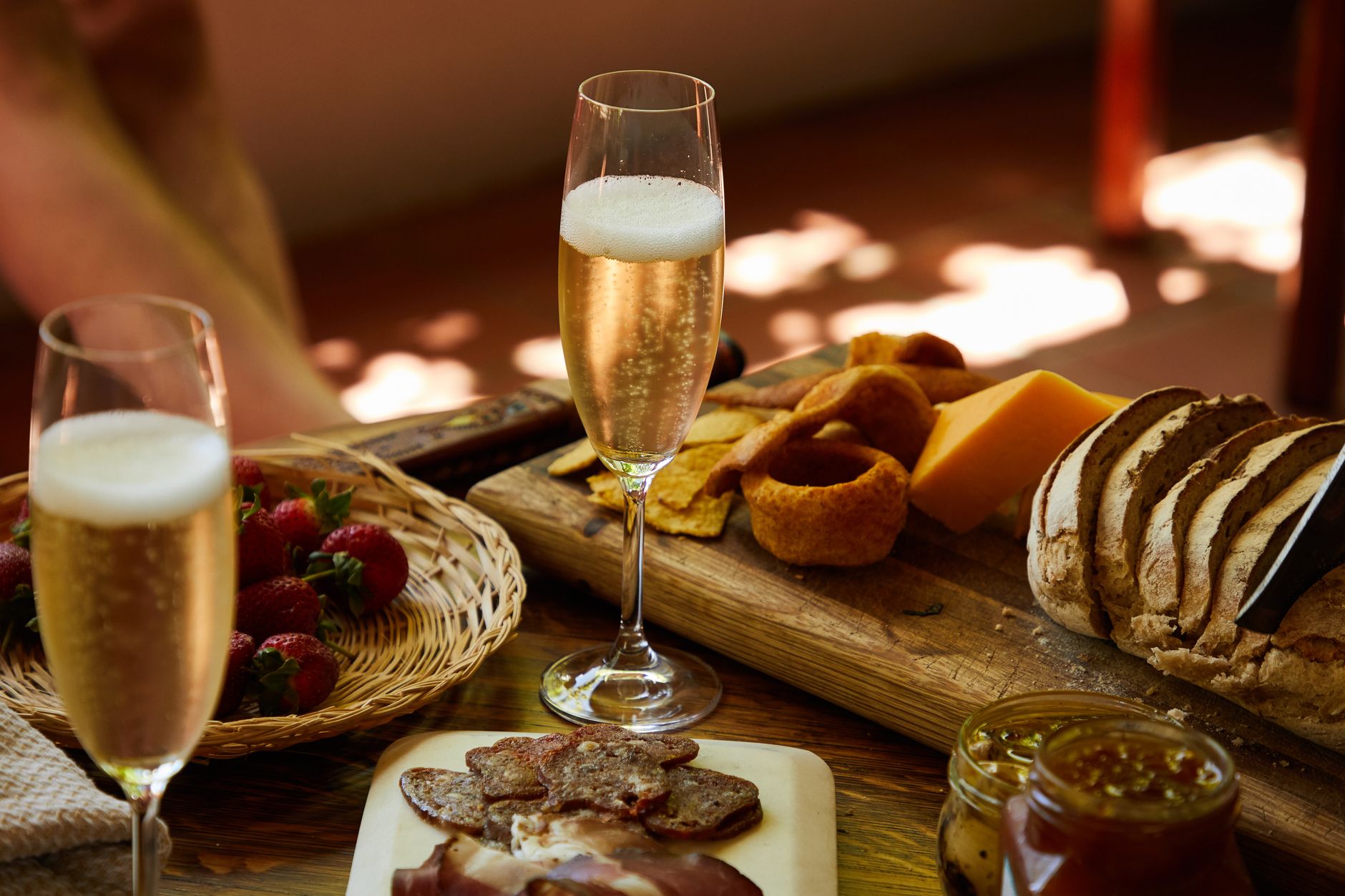 Accords mets et bulles à l’apéritif : comprendre le style de votre champagne — verres de champagne avec amuse-bouches