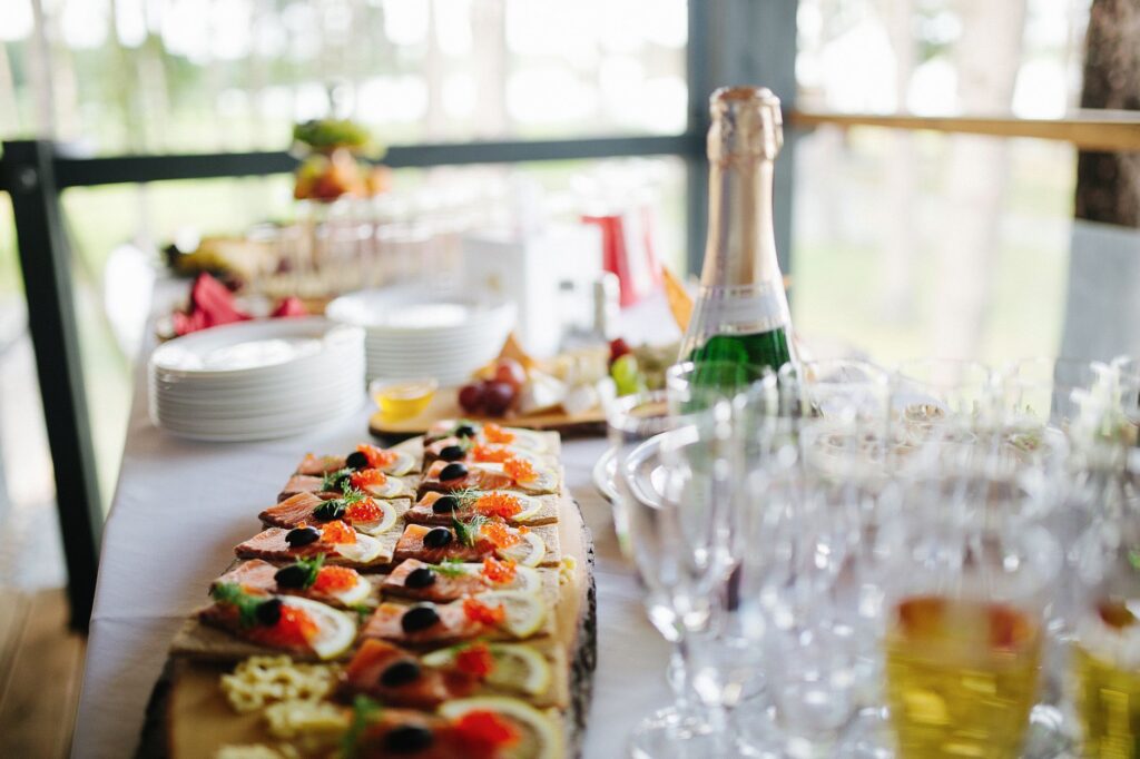 Que manger avec du champagne — verres de champagne avec amuse-bouches