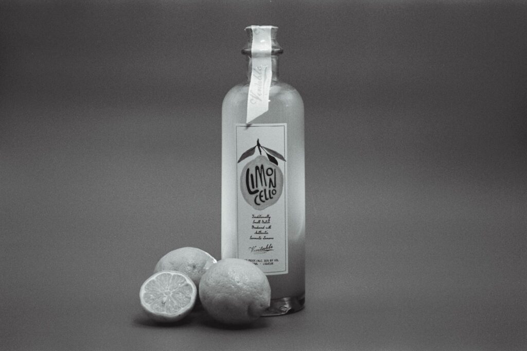 Quel est le degré d'alcool — bouteille de limoncello avec des citrons