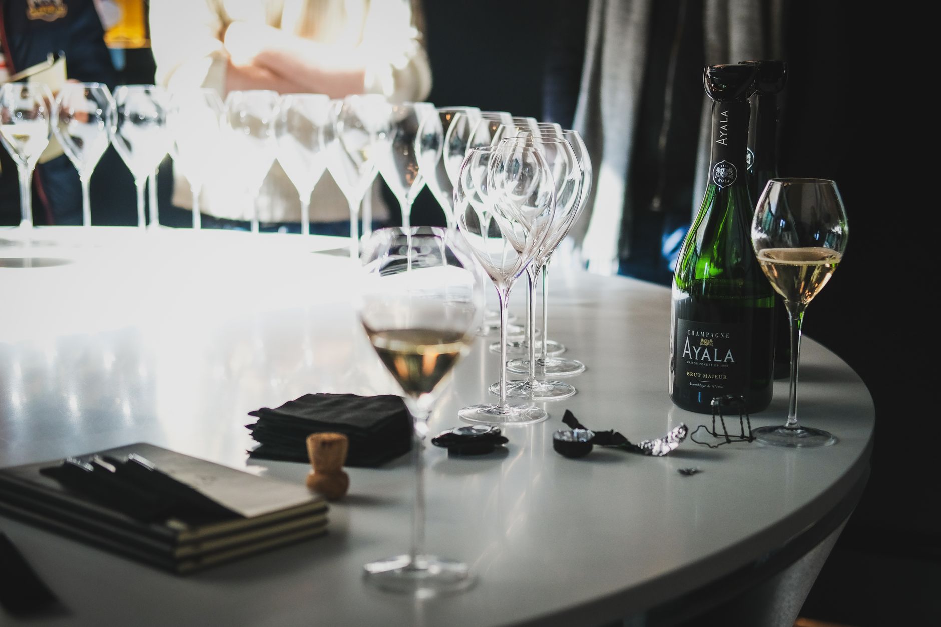 Contenance d’un magnum de champagne : 1,5 litre qui change la donne — bouteille de magnum de champagne avec verres