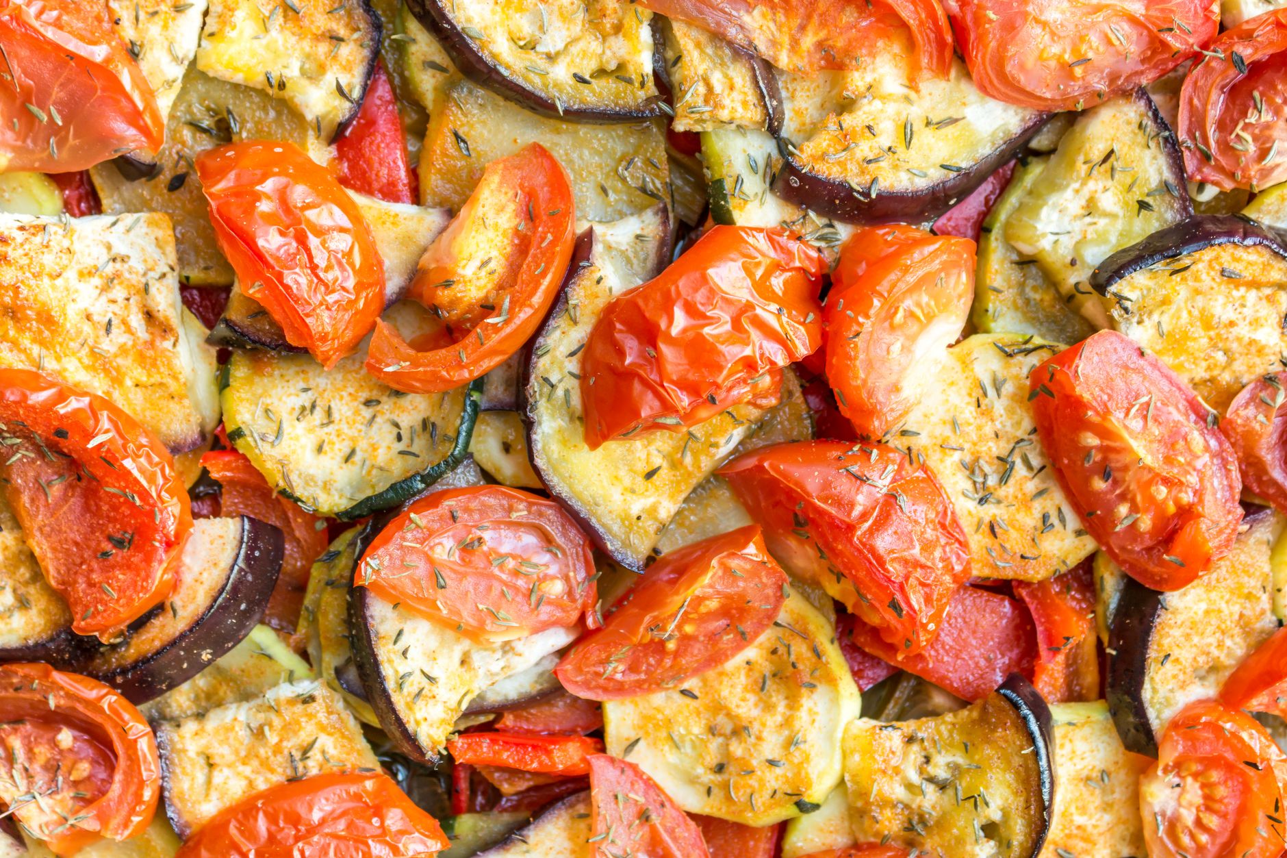 Origines de la ratatouille provençale et bases à connaître avant d’allumer le feu — légumes de ratatouille traditionnelle en cuisson