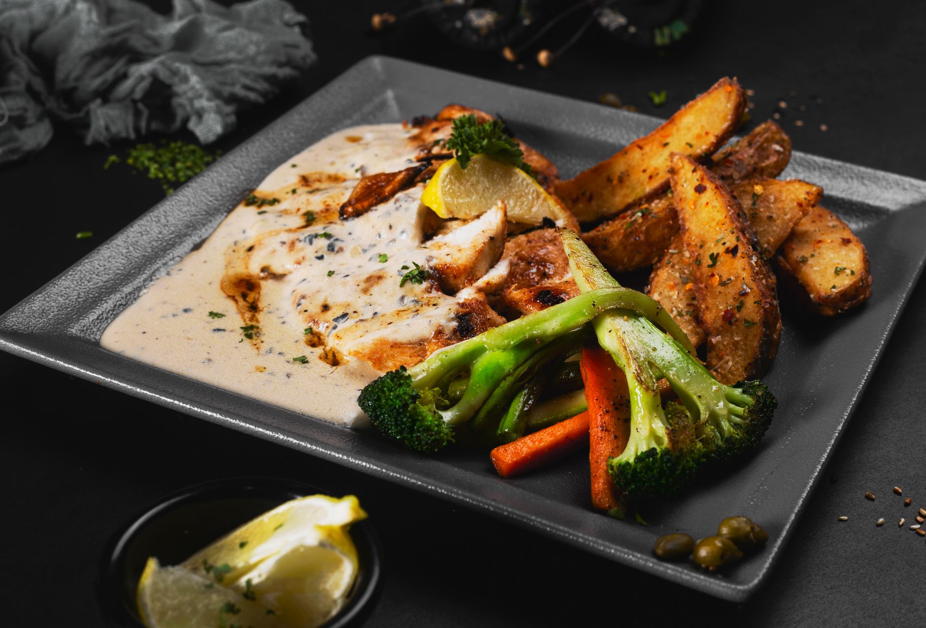 Sauce au champagne crémeuse pour volaille festive : comprendre les bases avant de sortir la casserole — plat de volaille sauce au champagne crémeuse