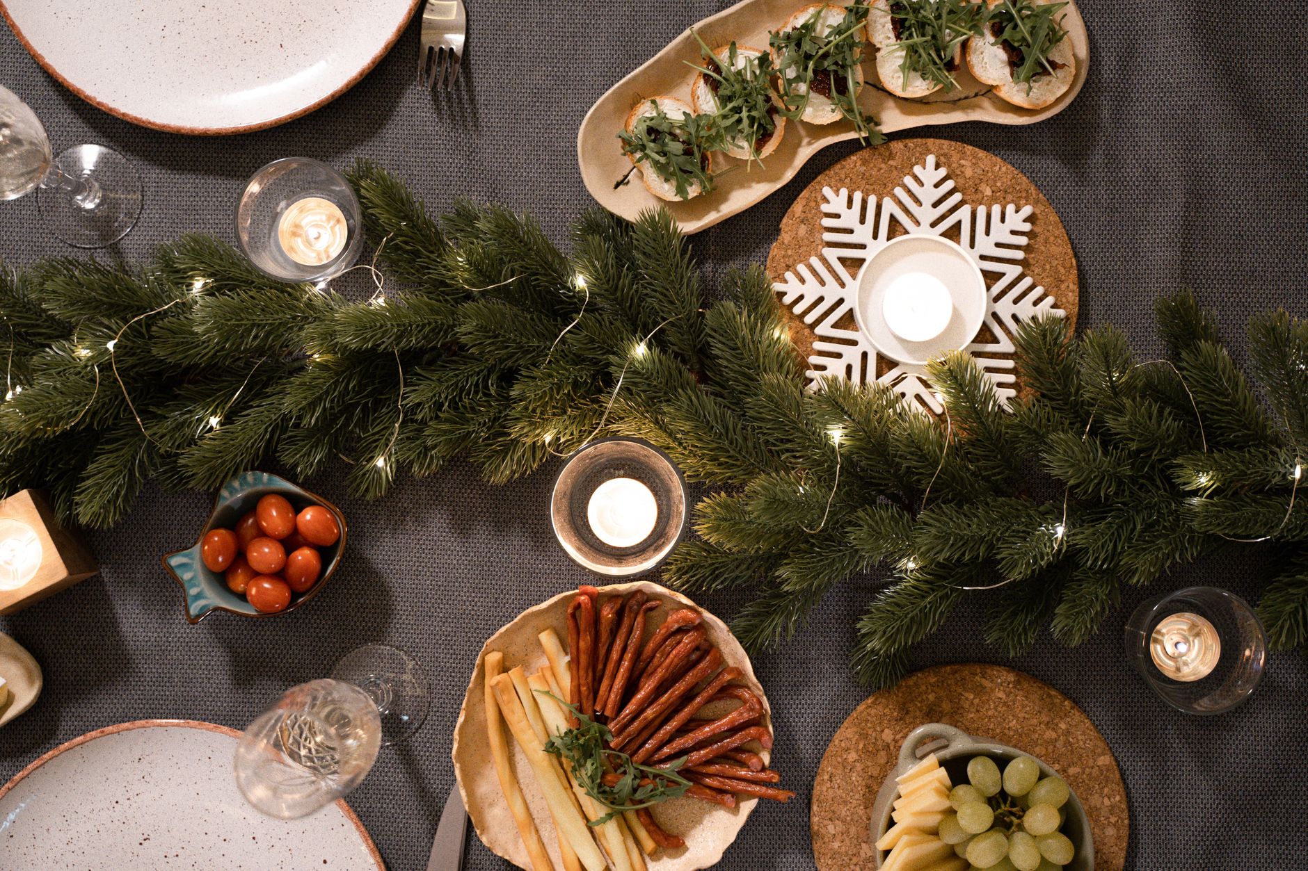Apéro de Noël gourmand et facile : bases d’un buffet qui met tout le monde d’accord — table d'apéritifs de Noël festive