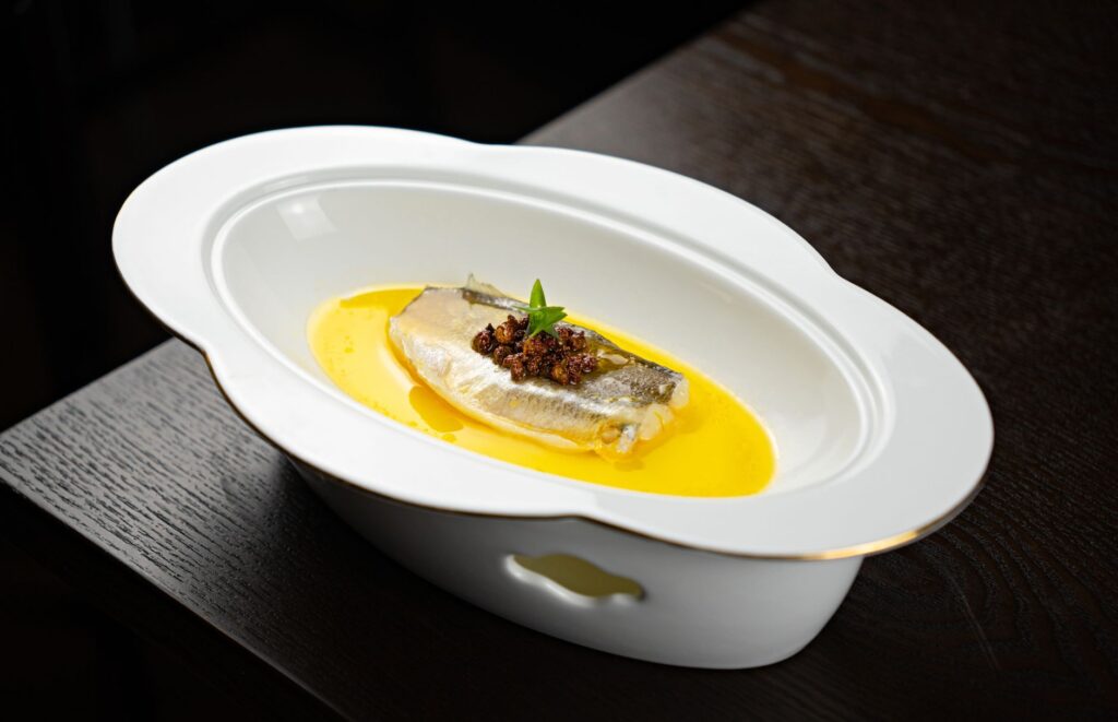 Une sauce au champagne pour — assiette de poisson sauce au champagne
