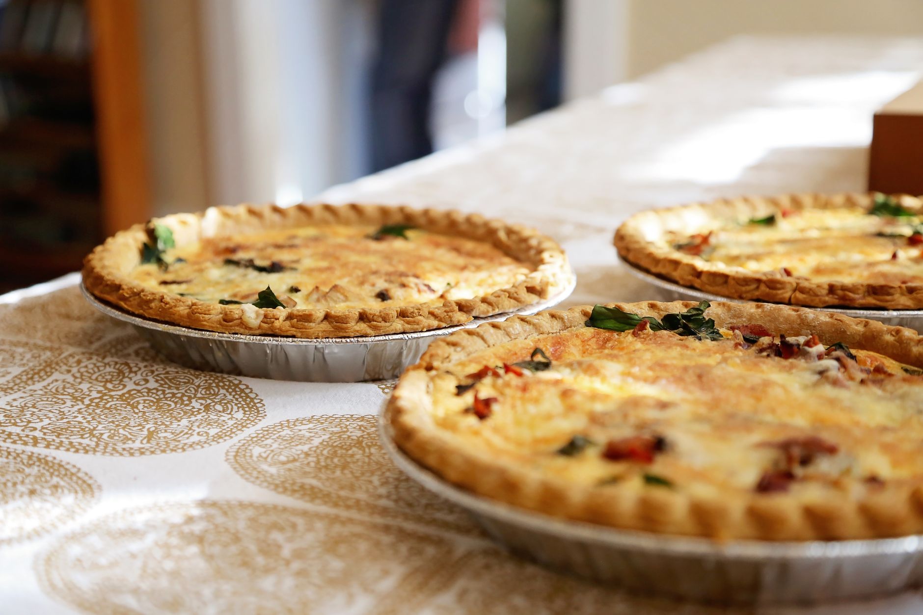 Une tarte salée originale et facile avec seulement ce qu’il y a dans le frigo — tarte salée aux légumes et fromage